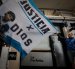 Aficionados de Diego Maradona, exjugador argentino, piden justicia tras su fallecimiento en 2020.