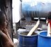 Habitantes de varios sectores en Durán se abastecen de agua a través de tanqueros.