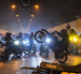 Motociclistas fueron captados realizando maniobras peligrosas dentro del túnel de San Juan, una acción que interrumpió momentáneamente la circulación vehicular en Quito.