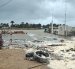 Una persona observa el avance de la marea ante la cercanía del huracán Polo, en Comondú, Baja California Sur (México).