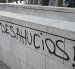 Vista de una pintada en las inmediaciones de la parada de metro de Banco de España junto a la acampada de la Plaza de Sol en protesta por la situación de la vivienda.