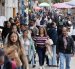 Personas caminan frente a ventas informales este 28 de septiembre de 2026, en Bogotá (Colombia).