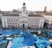 Vista de la Puerta del Sol donde unas mil personas llevan acampadas ya tres noches en protesta por la situación de la vivienda.
