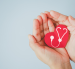 Entrenar fuerza de forma constante ayuda a regular la presión arterial y fortalece el corazón.