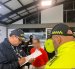 Inda Peñarrieta junto a policías colombianos la noche de este martes 29 de septiembre.