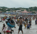 Cientos de personas disfrutan de la playa en el feriado.