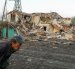 Un residente local pasa caminando junto al lugar donde un ataque ruso impactó contra un edificio en Vyshhorod, en la región de Kiev (Ucrania), el 30 de septiembre de 2026.