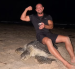 Oleynik montado encima de una tortuga.