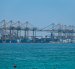 Barcos atracados en el Puerto de Khor Fakkan, en Emiratos Árabes Unidos, para evitar pasar por el Estrecho de Ormuz por la guerra en Irán.