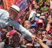 El presidente de Brasil y candidato a la reelección, Luiz Inácio Lula da Silva, saludando a sus simpatizantes.