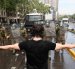 Carabineros de Chile y un manifestante se enfrentan durante la movilización nacional convocada por la Confederación de Estudiantes de Chile.