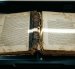 Anthropic empezó a comprar miles de libros de anticuarios en todo el mundo, romper sus lomos con cortadoras hidráulicas, escanear su contenido en pocos minutos y triturar el físico.