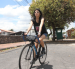 Jazz Armas cuenta que hasta las 20:00 se siente segura en la urbe, en bici. Si se queda hasta las 23:00, avanza como “gata asustada” hasta llegar a casa.
