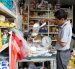 Un comerciante pesa arroz en una tienda en Guayaquil.
