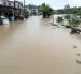 En Muisne, debido a las fuertes lluvias, el río Salima se desbordó y provocó inundaciones en la cabecera parroquial de Salima.