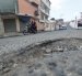 Los baches y el desgaste del asfalto obligan a los conductores a reducir la velocidad y cambiar de trayectoria para continuar por las calles del sector.
