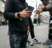 Imagen generada con IA, para simbolizar a adolescentes reclutados por GDO, que de repente tienen más dinero para comprar celulares, zapatos caros, etc.