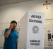 Un hombre hace un gesto antes de emitir su voto durante las elecciones presidenciales en un centro de votación en São Paulo, Brasil, este domingo 4 de octubre de 2026.
