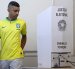 Un votante que lleva la camiseta de la selección nacional de fútbol de Brasil sufraga en un centro electoral en Brasilia, este domingo 4 de octubre de 2026.