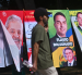 Carteles de los candidatos Luiz Inácio Lula da Silva y Flávio Bolsonaro se venden en calles de la capital Brasilia.