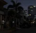Vecinos permanecen en una calle oscura durante un corte de luz en Guayaquil.