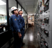 Técnicos de Petroecuador analizan el sistema tras el incendio.