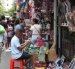 Comerciantes y compradores en la Bahía, en Guayaquil.