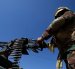 Un soldado de Yemen tras una ametralladora en la parte trasera de un vehículo durante una patrulla contra los hutíes en Saná.