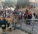 Turistas caminando por las calles de Cuenca.