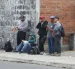 Un grupo de trabajadores con herramientas espera en una vereda. El INEC no publica cifras oficiales de empleo desde mayo y aplazó los datos de junio a octubre hasta el 22 de diciembre.