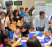Decenas de jóvenes buscan empleo en una feria laboral.