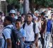 Personas hacen fila en una oficina del registro electoral este lunes, en Puerto Príncipe (Haití).