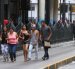 Una calle ancha invita a acelerar. Una acera inexistente obliga a caminar por la calzada. Un cruce lejano empuja a cruzar donde se puede. Una parada mal ubicada expone a quien espera el bus.