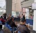 Contribuyentes esperan en la sala de atención del SRI en Guayaquil. La entidad recibe trámites relacionados con las obligaciones tributarias.