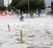 La granizada cubrió de hielo las calles de la avenida Colón, en el centro norte de Quito.