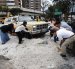 Ciudadanos colaboraron en el retiro del hielo acumulado sobre los vehículos que quedaron cubiertos por la fuerte granizada registrada en Quito.