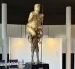 La escultura, titulada “Plaga Naranja” y conocida también como “El Rey de la Injusticia”, fue instalada el martes 6 de octubre.