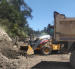 Maquinaria trabaja en la remoción de material y rehabilitación de una vía afectada en la provincia de Loja.