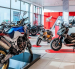 Motos en exhibición en una tienda comercial.