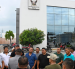 Los afectados se concentraron en Manta a la espera de la diligencia judicial, que fue aplazada.