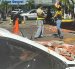 Personas observan un vehículo afectado por los restos de un edificio en Ciudad de Panamá, tras un terremoto de magnitud 7,7 que sacudió el país este viernes 9 de octubre.