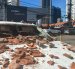 Un vehículo afectado por restos de un edificio tras un terremoto de magnitud 7,7 con una profundidad de 10 kilómetros en Panamá.