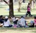 Familias aprovecharon el feriado del 9 de Octubre para reunirse bajo la sombra de los árboles del parque La Carolina, donde niños y adultos disfrutaron de una jornada de descanso y recreación al aire libre.