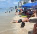 En el primer día del feriado por el 9 de octubre hubo gran presencia de turistas en las playas de Santa Elena
