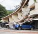 Socorristas caminan frente a una edificación afectada por el terremoto de magnitud 7,7 que sacudió Panamá.