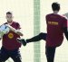 El portero del FC Barcelona, Joan Garcia, durante el entrenamiento que realiza la plantilla barcelonista, en la Ciudad Deportiva Joan Gamper.