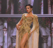 Shyare Andrade deslumbró con un imponente traje de gala dorado durante la final del Miss Grand International 2026, celebrada en Bangkok, Tailandia.