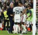 El entrenador del Real Madrid, José Mourinho (i) celebra con su delantero Yan Diomande (c) el 1-0.
