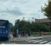 Un bus, de la compañía Latina, en la av. Patria, muy cerca de la Casa de la Cultura Ecuatoriana. El registro municipal va en la placa azul.