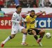 Liga de Quito y Barcelona jugando en el estadio Rodrigo Paz.
